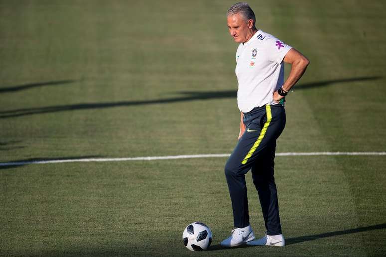 Tite durante treino do Brasil para a Copa do Mundo