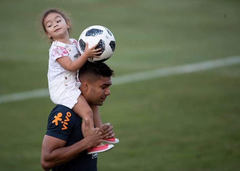 A seleção brasileira treinou, nesta segunda-feira (18), após o empate em 1 x 1 com a Suíça, já em preparação para o jogo contra a Costa Rica, na sexta-feira (22). O treinador Tite liberou a presença de familiares dos jogadores, que interagiram após as atividades.