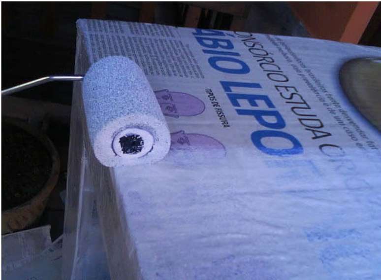 9 &ndash; Passe a tinta em todos os lados da sapateira.