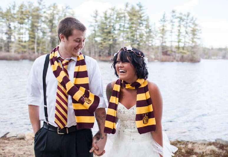 Noivos com casamento temático de Harry Potter