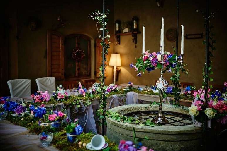 Festa de casamento temático decorada com inspiração em Alice no País das Maravilhas