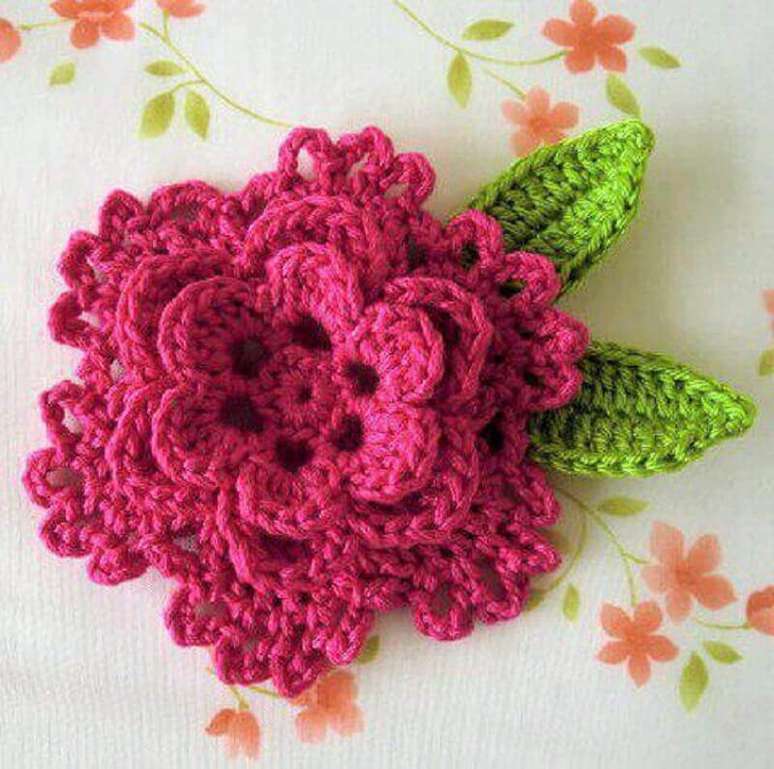 21. Mais um modelo de flores com folhas de crochê para aplicação.