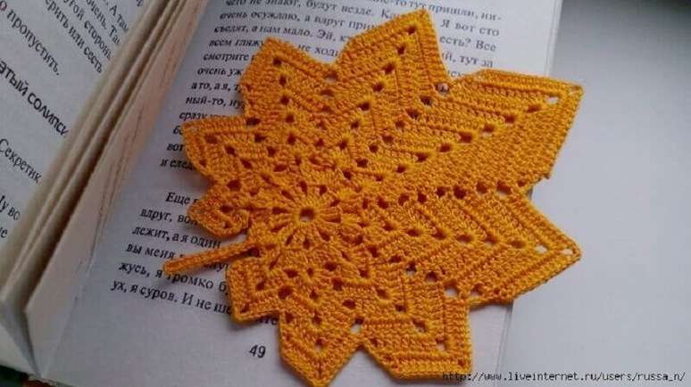 24. Uma forma de como fazer folha de croch&ecirc; &eacute; criando um lindo marcador de p&aacute;ginas.