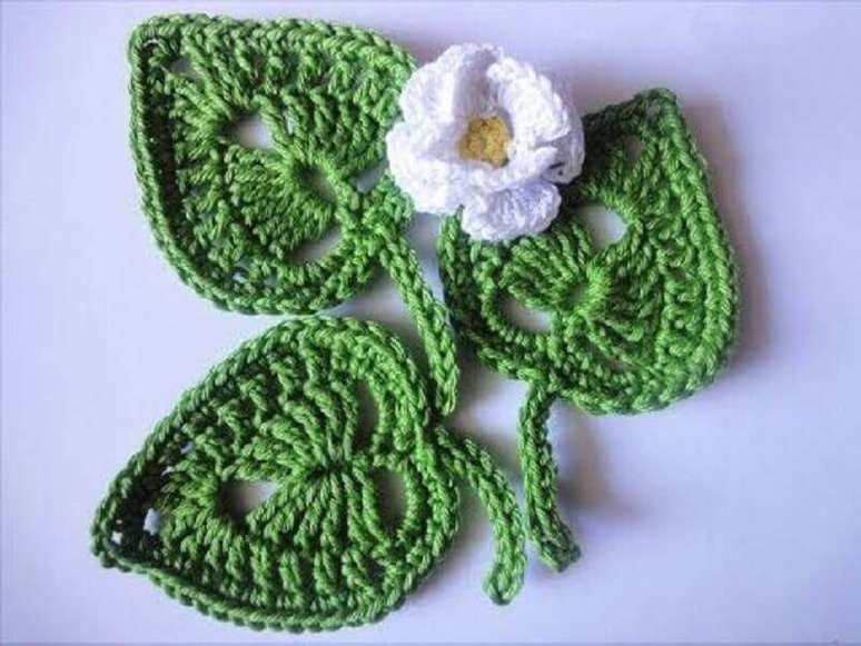 1. As folhas de crochê para aplicação dão um toque final à peça feita de crochê