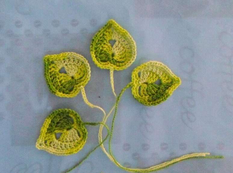 34. Modelo simples de como fazer folhas de croch&ecirc; para tapetes