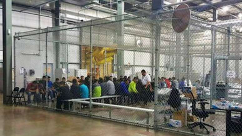 Imagen de imigrantes dentro de uma grande jaula, em centro de detenção, foi publicada por autoridades. Jornalistas afirmam terem visto crianças que chegaram desacompanhadas em condições semelhantes