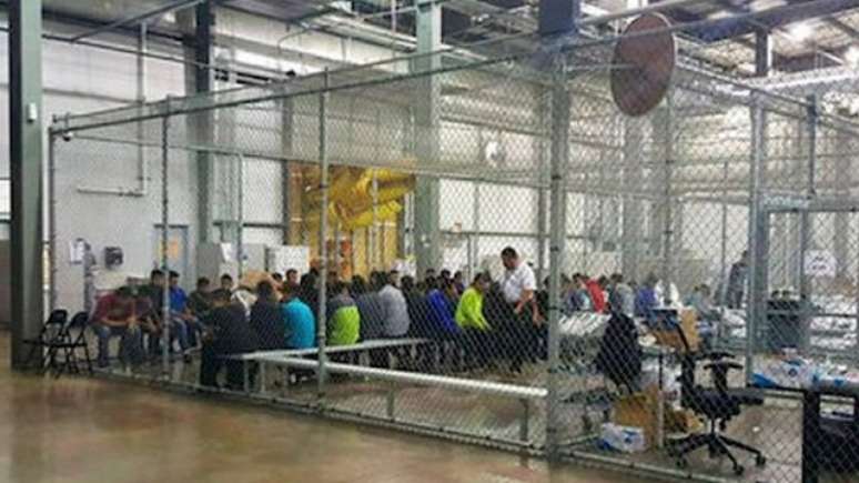 Imagen de imigrantes dentro de uma grande jaula, em centro de deten&ccedil;&atilde;o, foi publicada por autoridades. Jornalistas afirmam terem visto crian&ccedil;as que chegaram desacompanhadas em condi&ccedil;&otilde;es semelhantes