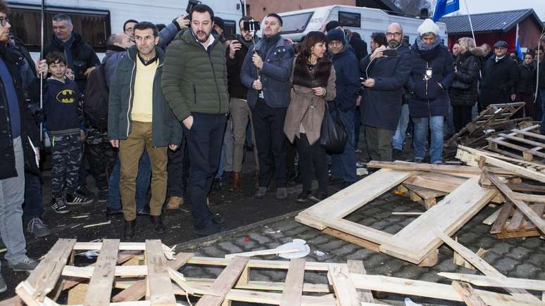 Salvini em acampamento roma durante campanha eleitoral, em fevereiro; críticas do ministro ecoam em parte da população italiana