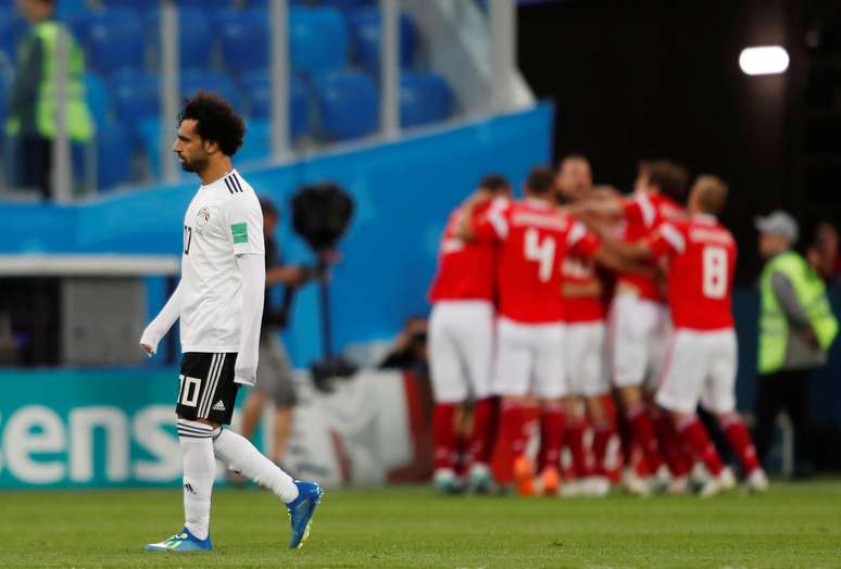 Salah lamenta enquanto time da Rússia comemora