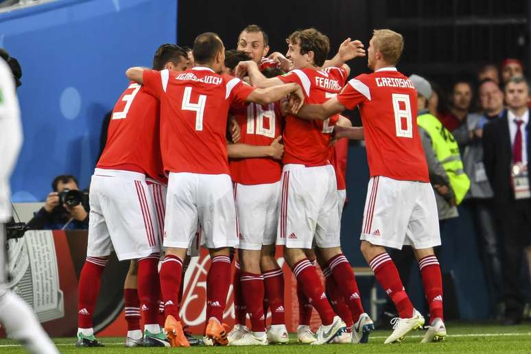 Russos comemoram gol sobre o Egito