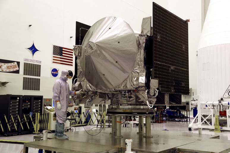 Nave espacial Explorer-Regolith Explorer (OSIRIS-REx) são vistas em exibição no Kennedy Space Center