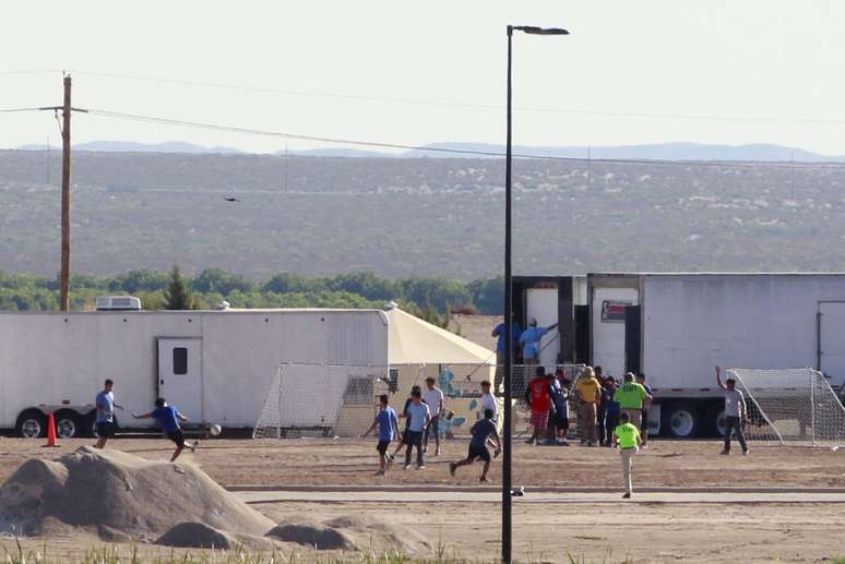 Filhos de imigrantes detidos jogam bola em acampamento montado pelo governo dos EUA na fronteira com o México REUTERS/Jose Luis Gonzalez
