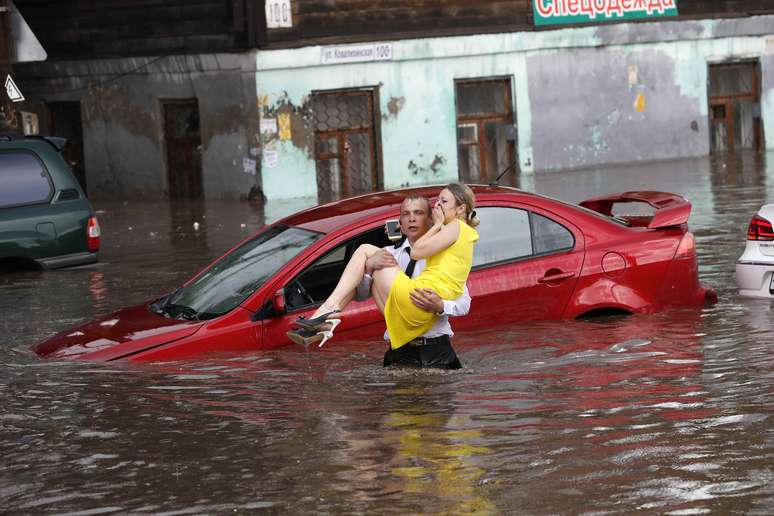 Mulher é resgatada de carro em rua alagada de Nizhny Novgorod