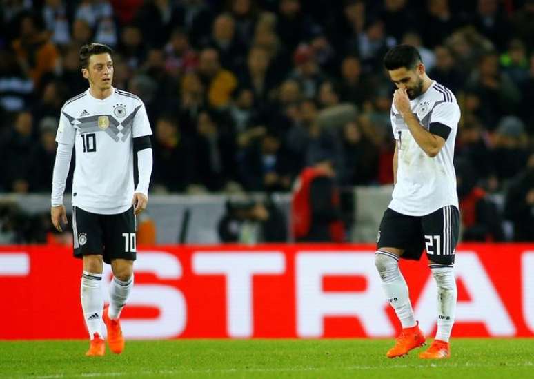 Mesut Ozil e Ilkay Gundogan durante amistoso da Alemanha contra a França
14/11/2017 REUTERS/Thilo Schmuelgen