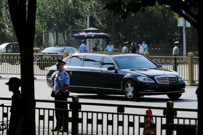 Veículo que se acredita estaria levando o líder norte-coreano, Kim Jong Un, se dirige à Praça Tiananmen, em Pequim
19/06/2018
REUTERS/Thomas Peter