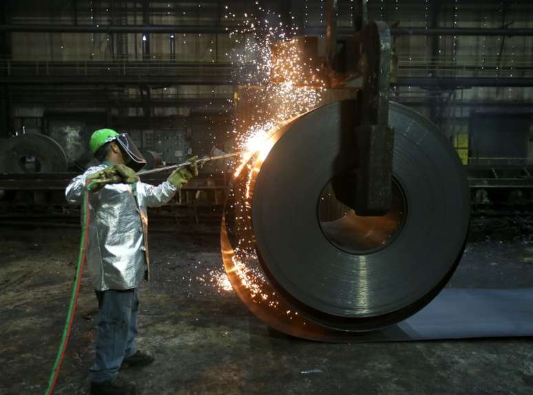 Funcionário corta pedaço de rolo de aço em fábrica em Farrell, nos Estados Unidos
09/03/2018 
REUTERS/Aaron Josefczyk