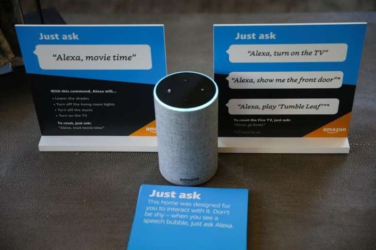 Instru&ccedil;&otilde;es de uso da assistente virtual Alexa entorno de dispositivo Echo em centro de experi&ecirc;ncias da Amazon em Vallejo, Estados Unidos
8/05/2018 REUTERS/Elijah Nouvelage