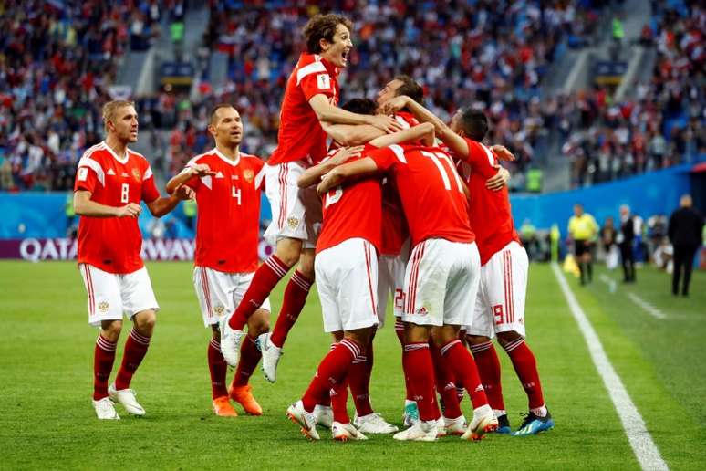 Jogadores da Rússia comemoram gol
 19/6/2018    REUTERS/Fabrizio Bensch   