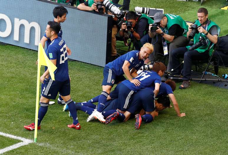 Japoneses festejam o gol de pênalti de Kagawa