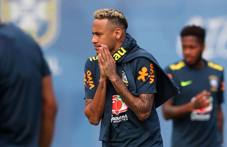 Neymar no treino da Seleção desta terça antes de abandonar a atividade devido a dores no pé