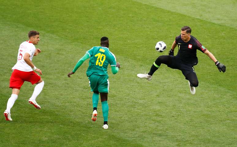 Niang ganha na velocidade, antecipa o goleiro Szczesny e faz o segundo gol de Senegal