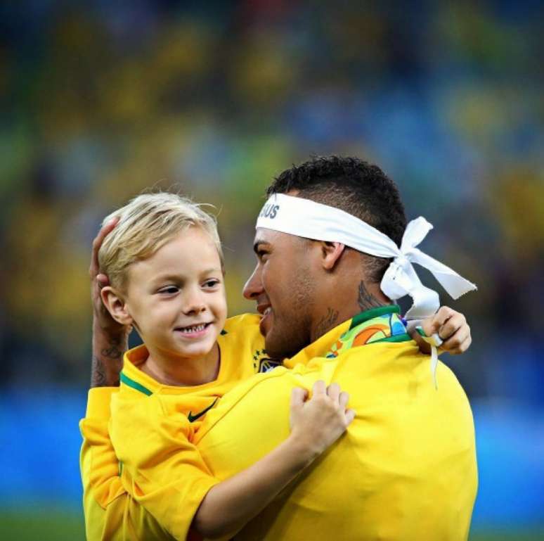 Na foto, Davi Lucca comemora com o pai o ouro olímpico conquistado em 2016, no Rio (Foto: Reprodução/Instagram)