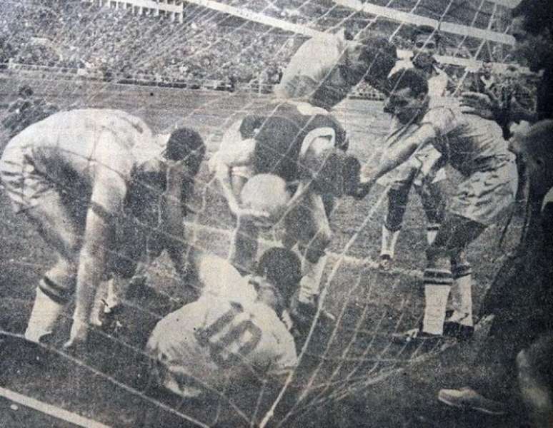 Confusão na rede após o primeiro gol de Pelé em Copas, contra País de Gales (Reprodução)