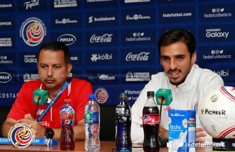 Meia Bryan Ruiz concedeu entrevista coletiva nesta terça-feira, em São Petersburgo (Foto: Twitter/Reprodução)