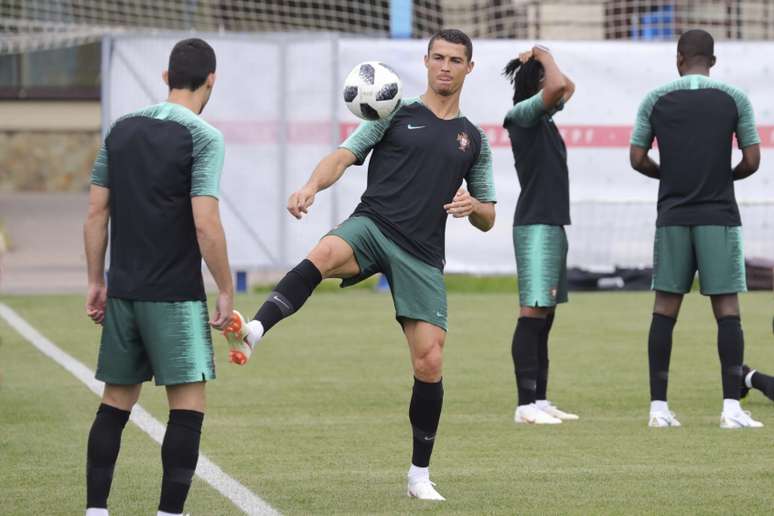 Cristiano Ronaldo apura a técnica no treino da manhã desta terça-feira, em Kratovo. À tarde, ele foi a campo para reconhecer o gramado do Lujniki, estádio do duelo desta quarta-feira entre portugueses e marroquinos (AFP)