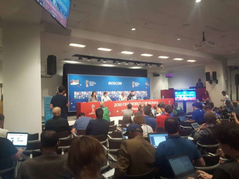 Fernando Santos e Pepe durante a coletiva de Portugal, no Estádio Lujniki, palco do duelo entre os patrícios e os marroquinos, nesta quarta-feira, pelo Grupo B da Copa do Mundo (Carlos Alberto Vieira)