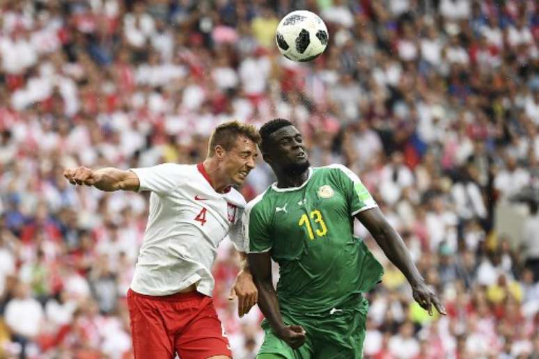 Thiago Cionek foi titular da zaga polonesa na derrota para o Senegal (Foto: FRANCK FIFE / AFP)