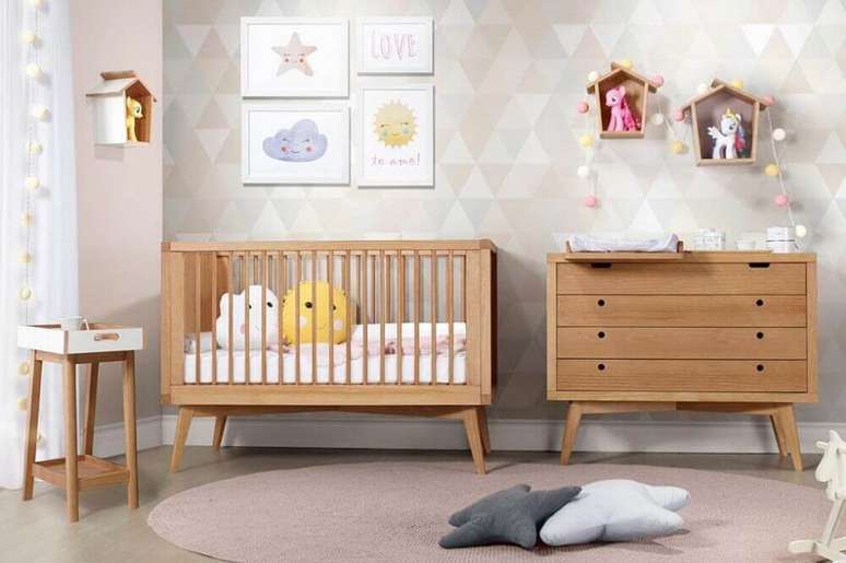 18.O berço com cômoda com design retrô dão um ar bonito ao quarto de bebê decorado