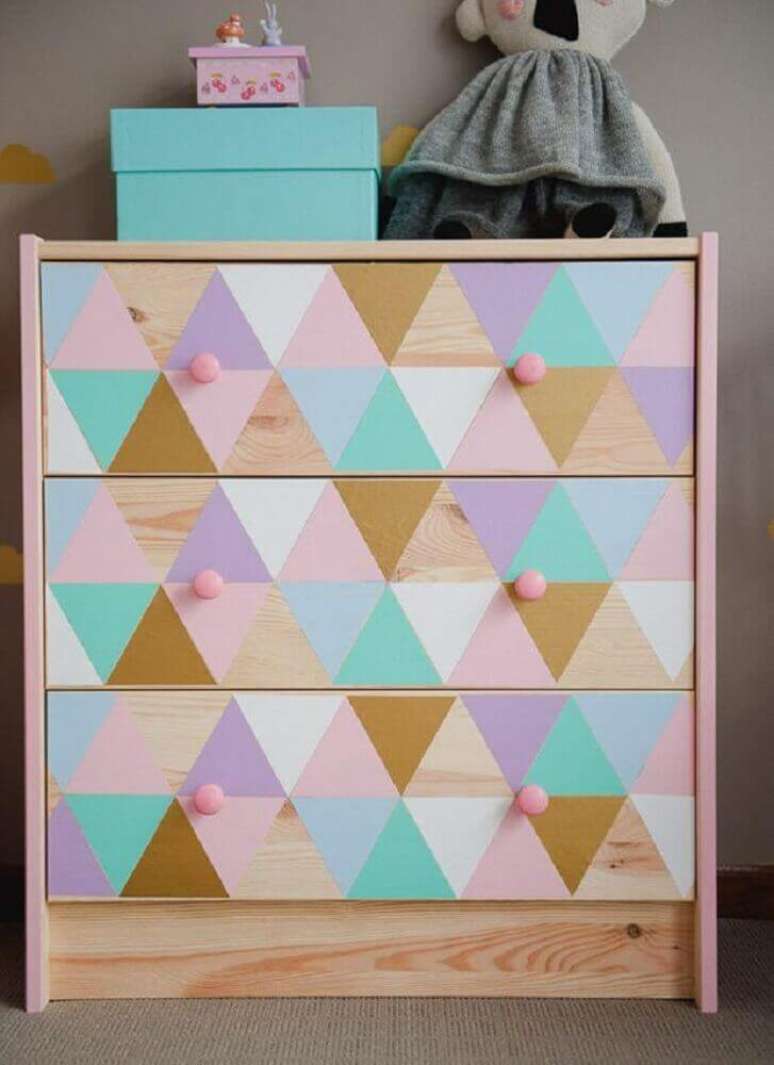 26. Modelo lindo e colorido de c&ocirc;moda para quarto de beb&ecirc;