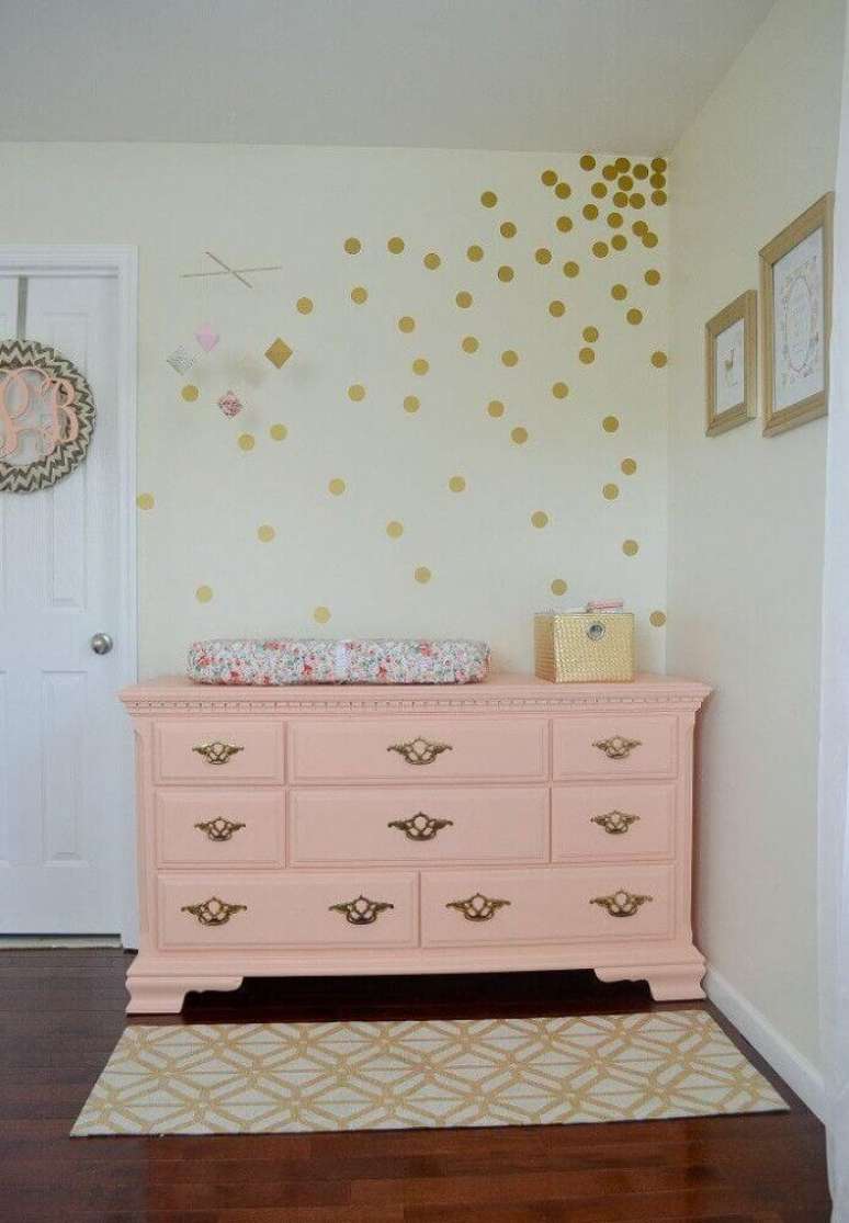 28. A cômoda de bebê cor de rosa com puxadores clássicos é muito utilizada para decoração de quarto de bebê feminino