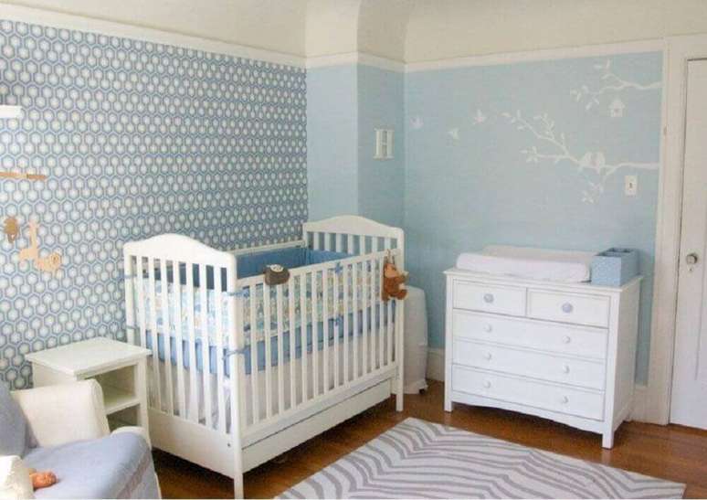 30. Decoração de quarto de bebê azul com cômoda de bebê simples