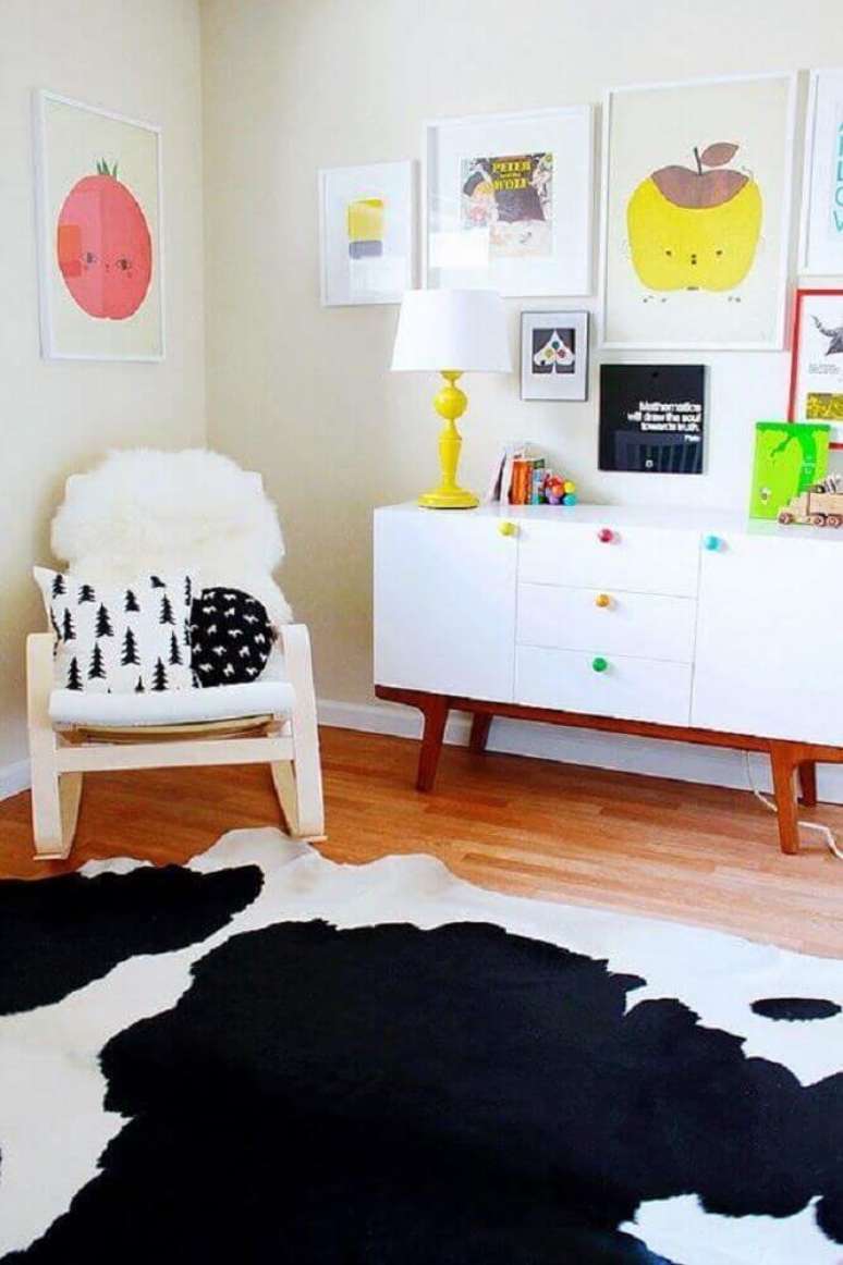 9. Os puxadores coloridos deixaram a c&ocirc;moda infantil branca mais alegre e divertida