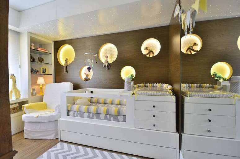 35. Decoração em tons de cinza e amarelo com berço com cama para quarto de bebê