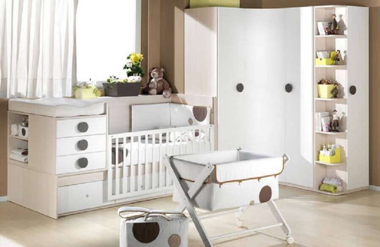 36. Decoração clean, toda em tons de branco para quarto de bebê com guarda roupa e cômoda de bebê