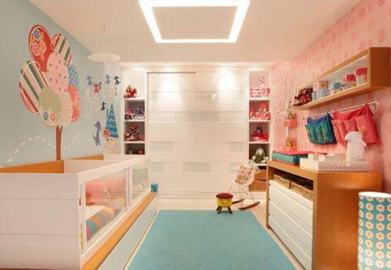38. A cômoda de bebê de madeira também pode compor a decoração de um quarto infantil bem colorido