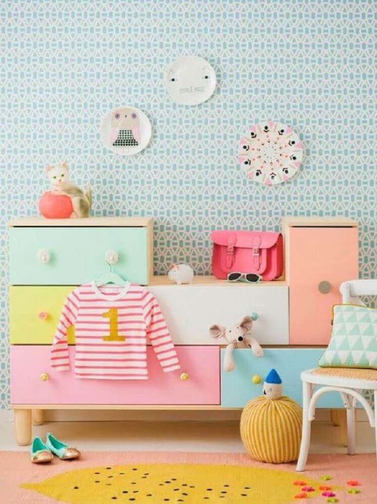 12. C&ocirc;moda para quarto de beb&ecirc; pintada com tons past&eacute;is