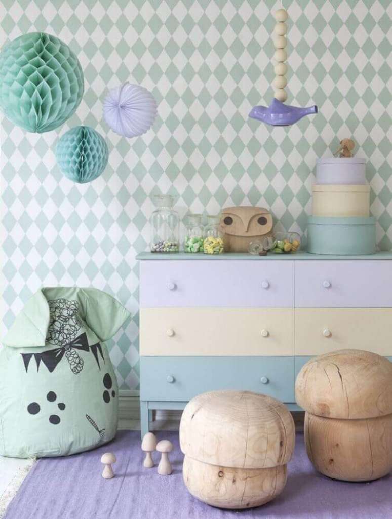 42. Decora&ccedil;&atilde;o l&uacute;dica com papel de parede neutro e c&ocirc;moda para quarto de beb&ecirc; com tons past&eacute;is