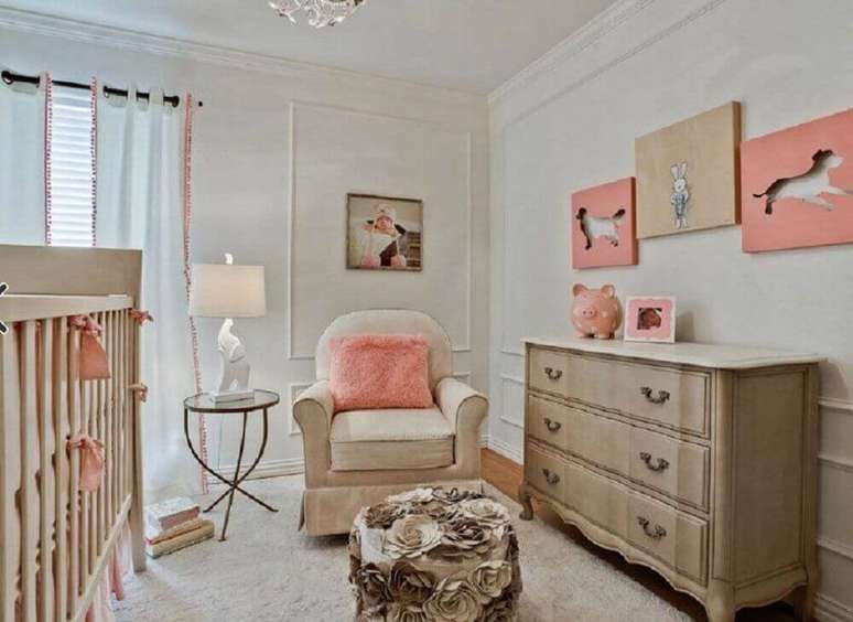 43. Decora&ccedil;&atilde;o para quarto de beb&ecirc; feminino com modelo de madeira para c&ocirc;moda de beb&ecirc; e itens decorativos em tons e rosa