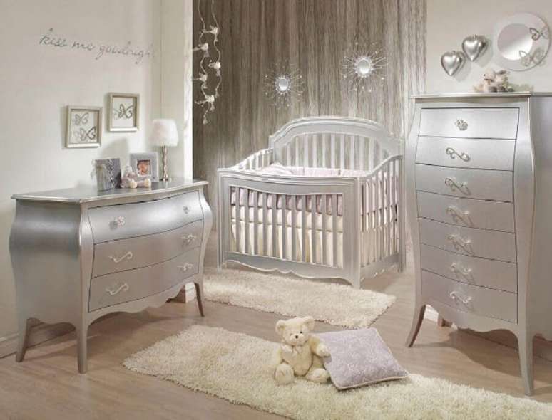 11. Cômoda para quarto de bebê com decoração provençal