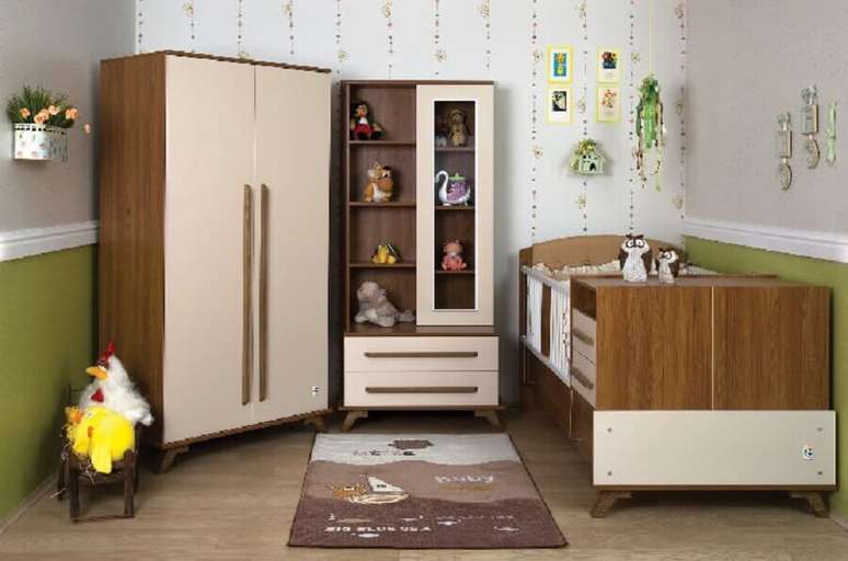 46. Decora&ccedil;&atilde;o simples com guarda roupa e c&ocirc;moda de beb&ecirc;