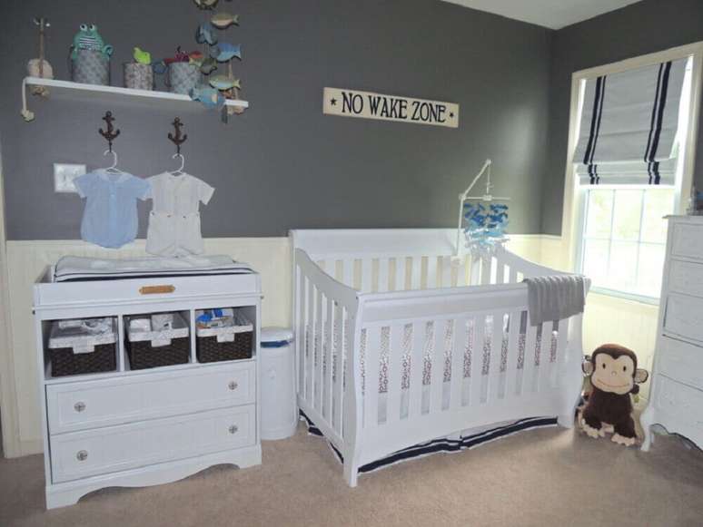 60. Modelo simples de cômoda infantil para decoração de quarto de bebê