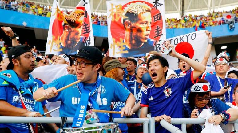 Após celebrarem a primeira vitória do Japão contra um time sul-americano, os torcedores do país começaram a limpar o estádio