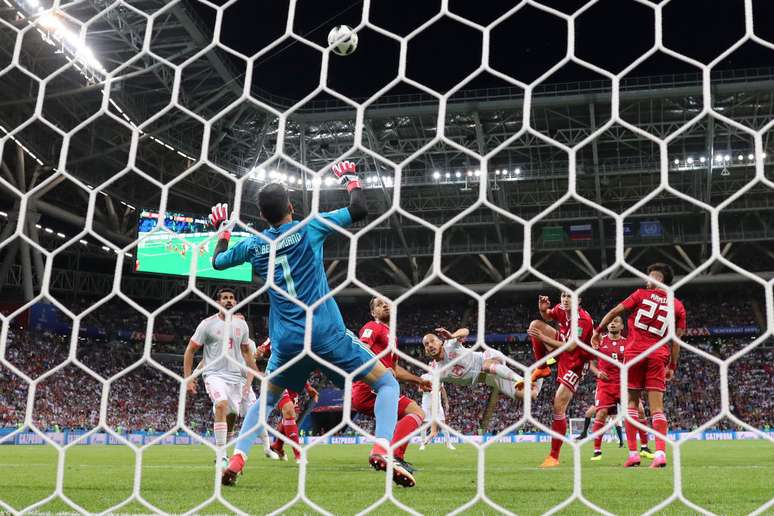 Goleiro Alireza Beiranvand faz defesa de chute de David Silva