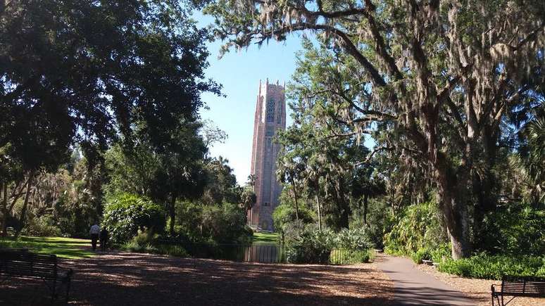 Ao fundo, Singing Tower, torre com mais de 60 metros ornamentada com m&aacute;rmore rosa 