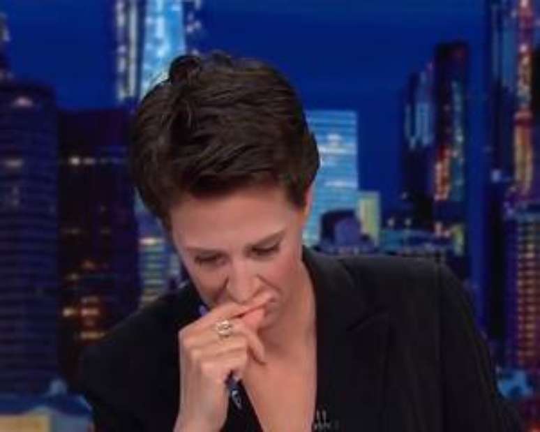 Rachel Maddow ficou com a voz embargada e não conseguiu ler a notícia.