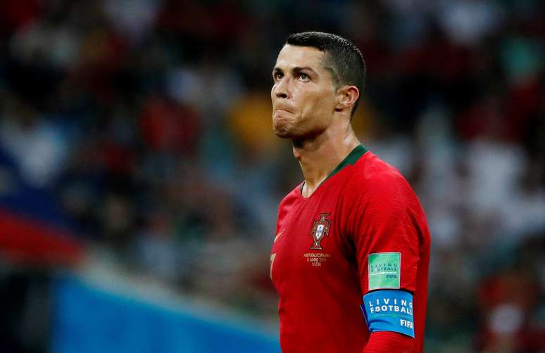 Cristiano Ronaldo se olha no telão na estreia da Copa